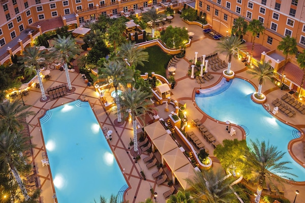 3 piscines extérieures