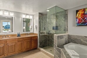 Suite, 2 habitaciones, cocina | Baño | Amenidades de baño gratuitas, secadora de cabello, toallas 