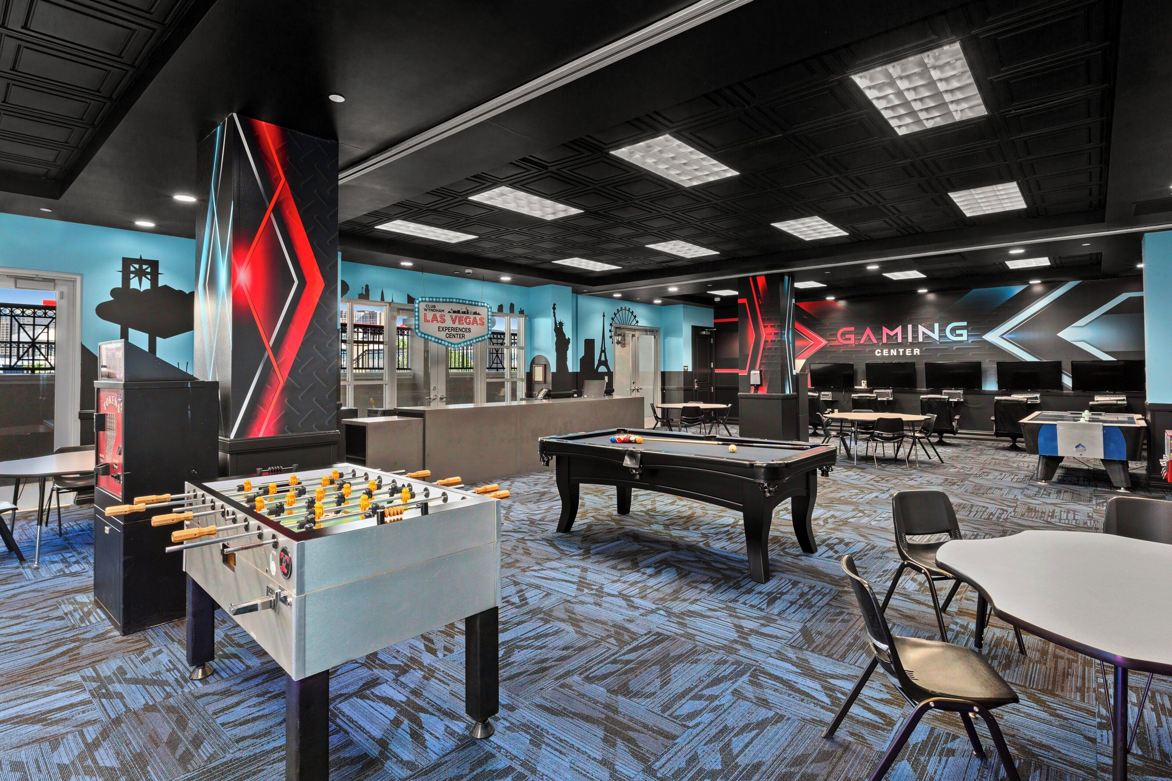 Ein Gaming-Center mit Tischfußballtischen, Billardtischen und einem großen Schild mit der Aufschrift "GAMING CENTER".
