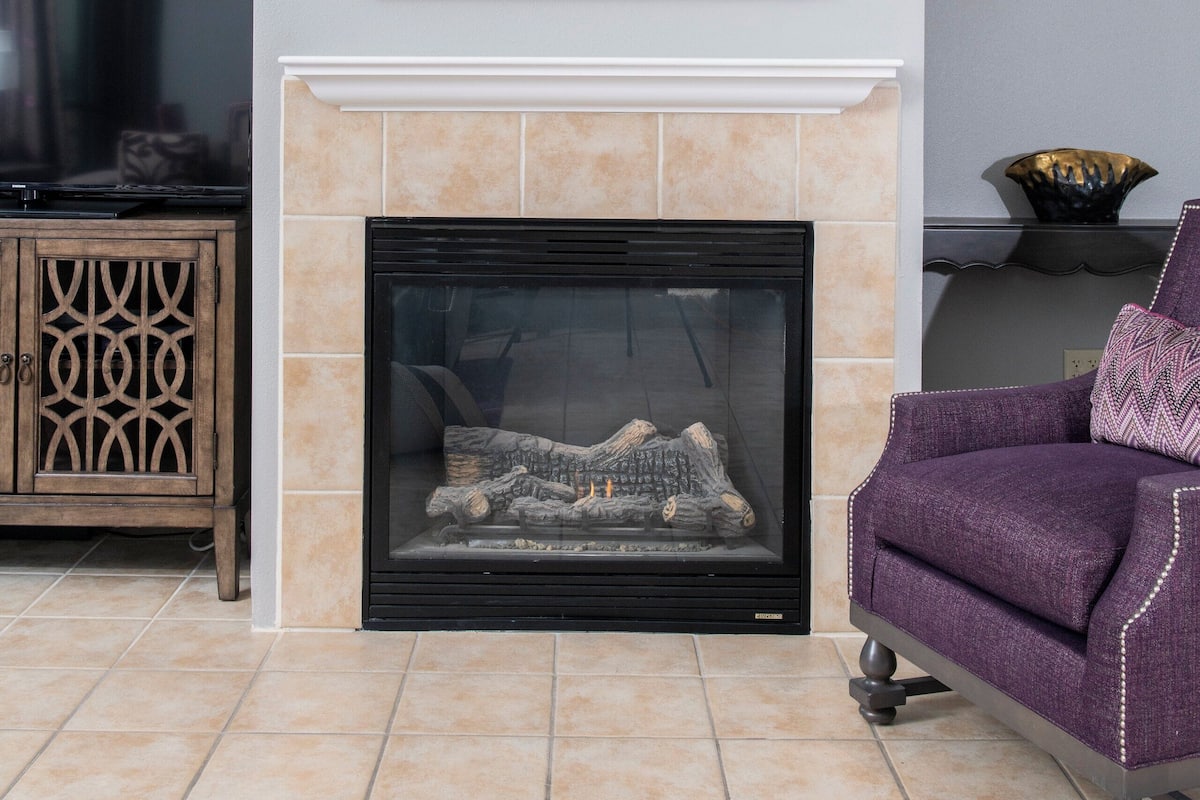 Suite, 2 soverom, kjøkken | Oppholdsrom | En 30-tommers TV med kabel-kanaler