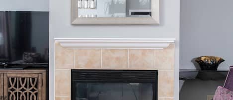 Suite, 2 chambres, cuisine | Salle de séjour | Téléviseur de 30 po avec télévision par câble