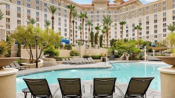 3 piscines extérieures