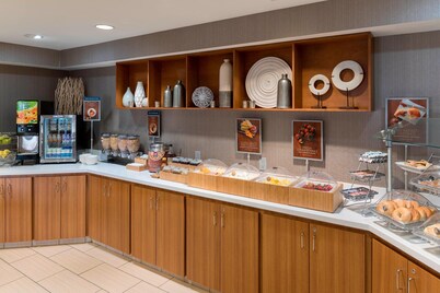 大瀑布城機場北萬豪春丘套房飯店