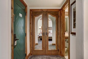 Chambre, 2 lits doubles (Lupine) | Coin séjour