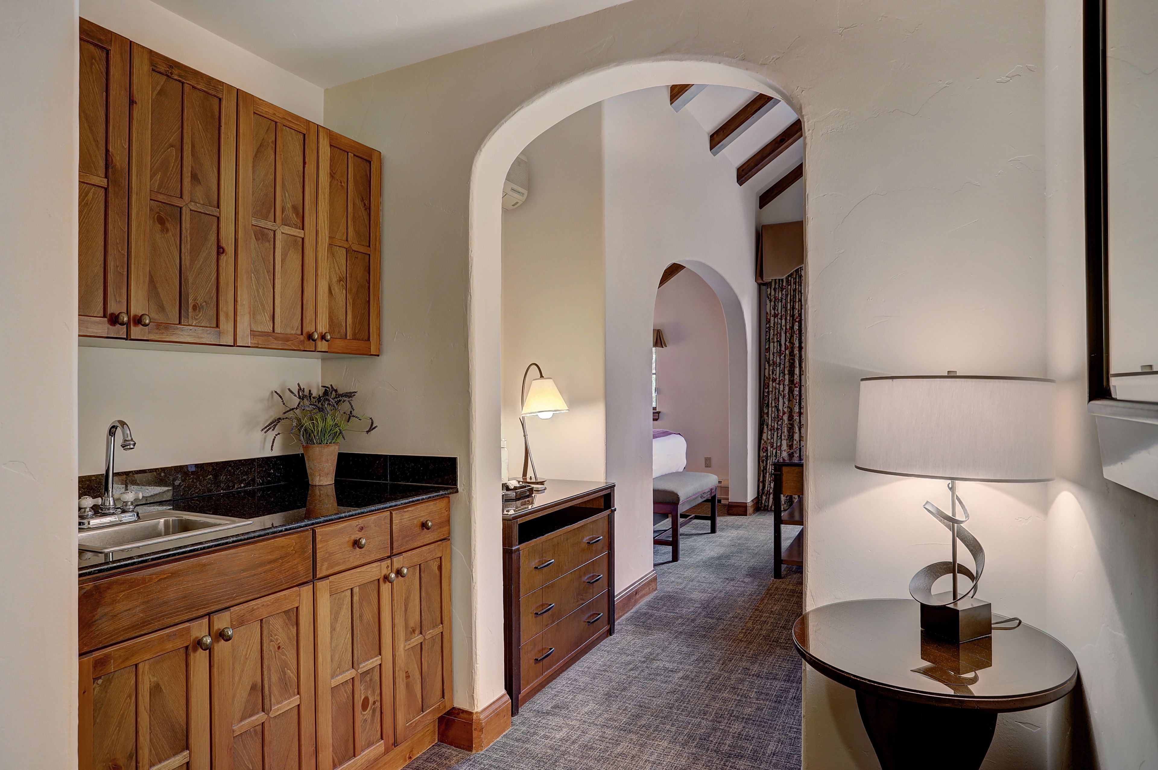 fridge, coffee/tea maker