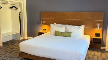 Suite, 1 Queen Bed | Premium bedding, desk, laptop workspace, iron/ironing board