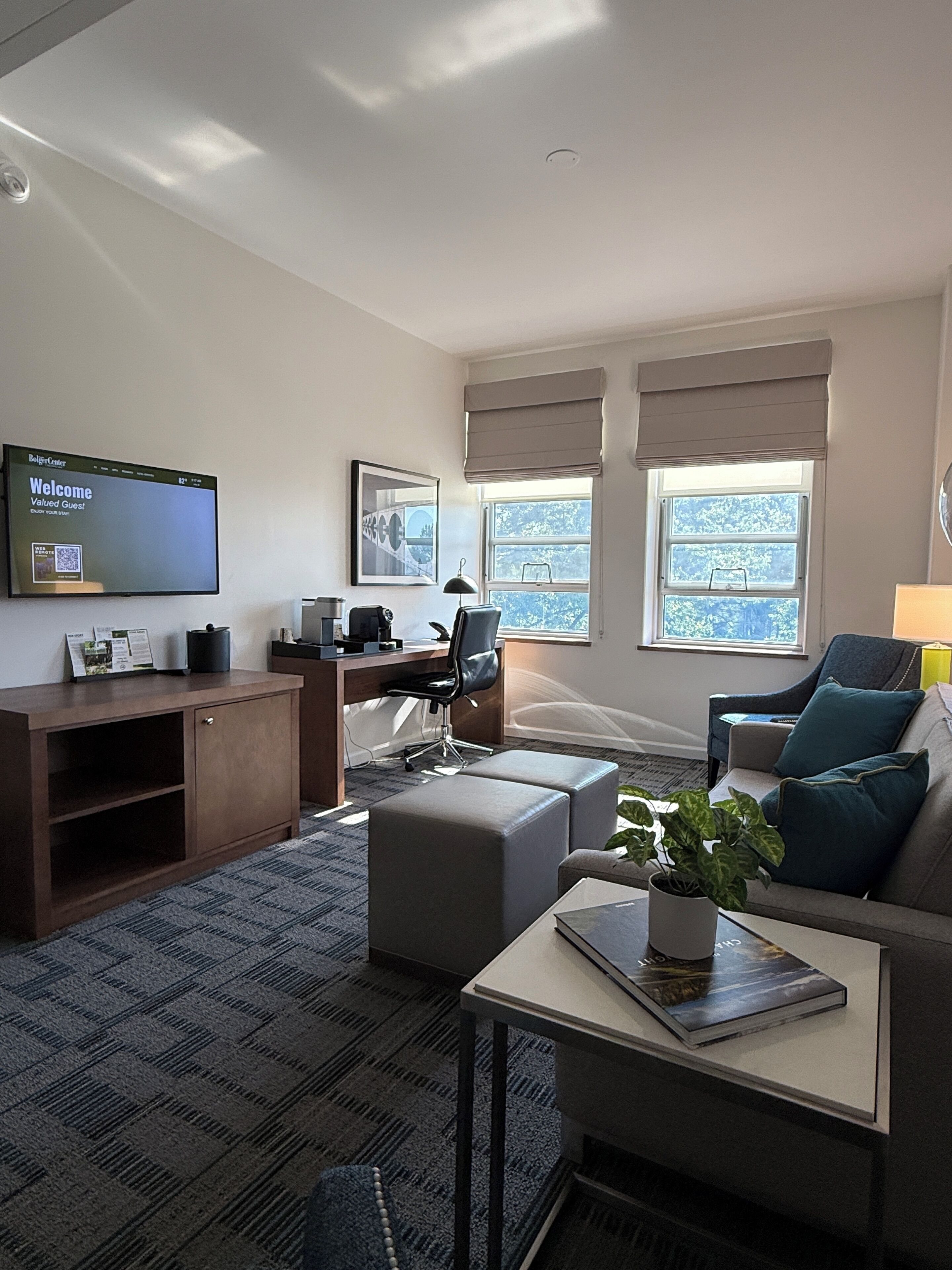 Suite, 1 grand lit | Coin séjour