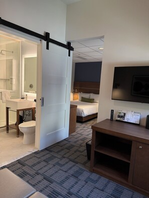 Deluxe Double Room | Premium bedding, desk, laptop workspace, iron/ironing board - William F. Bolger Center (Potomac)