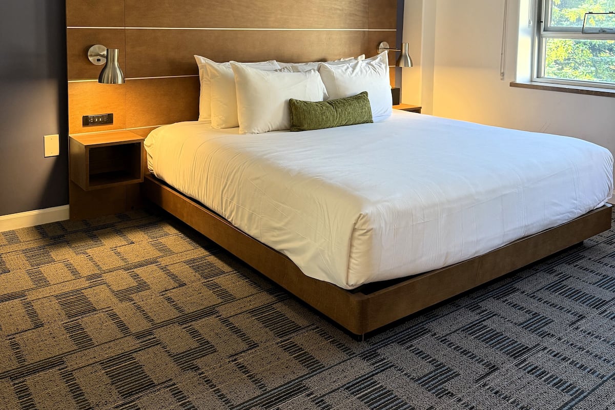 Standard Room, 1 Queen Bed | Premium bedding, desk, laptop workspace, iron/ironing board