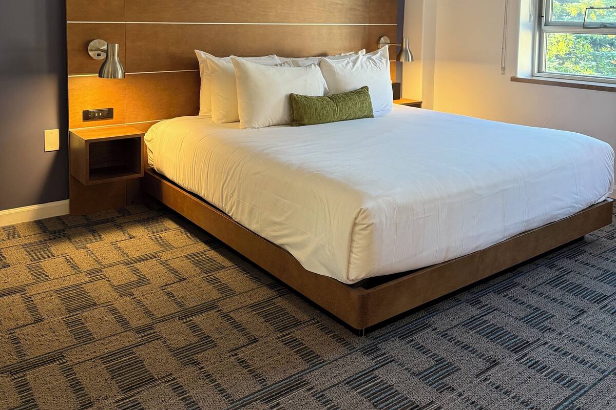 Standard Room, 1 Queen Bed | Premium bedding, desk, laptop workspace, iron/ironing board