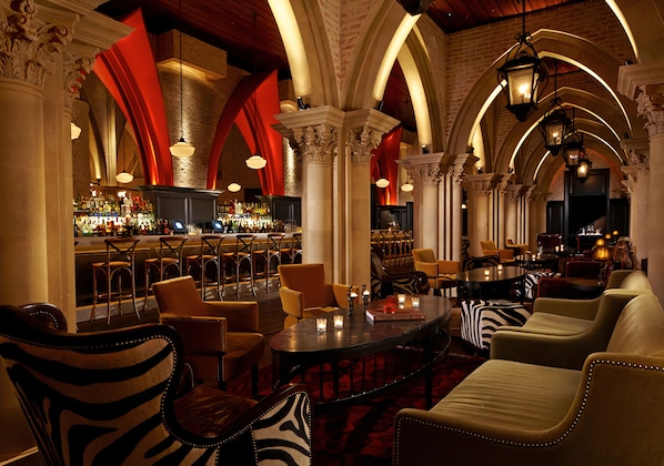 19 restaurants; lunch and dinner served 