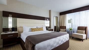 Minibar, coffres-forts dans les chambres, bureau