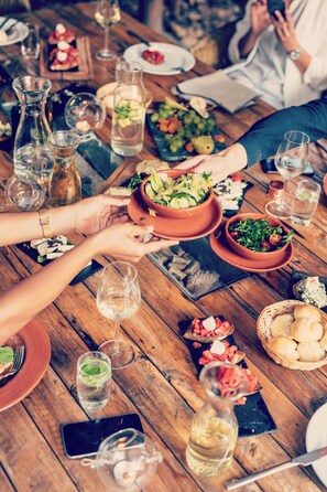 Serveert ontbijt, lunch, diner, internationale gerechten 