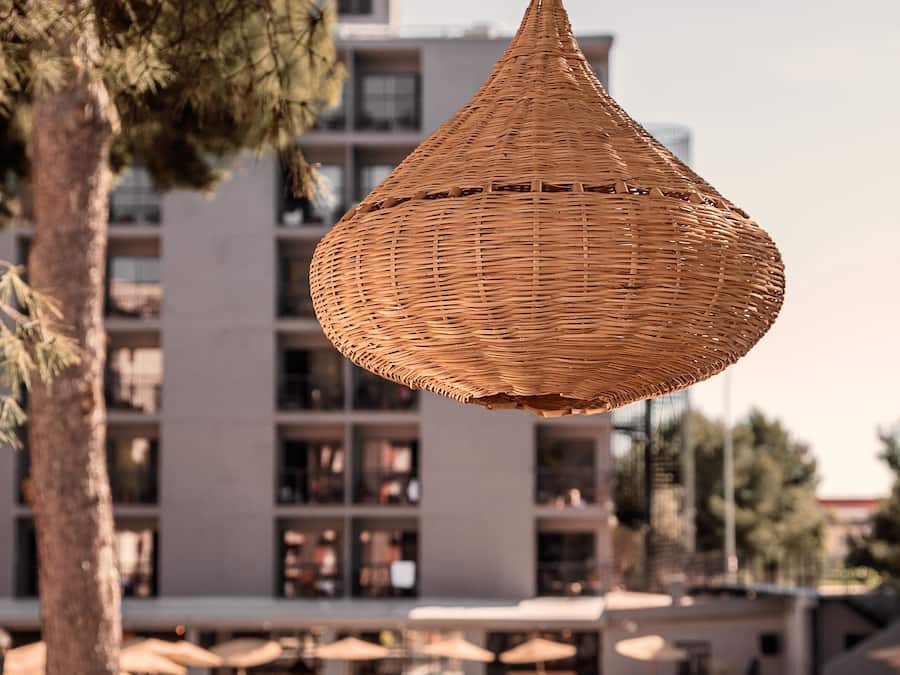Una piscina al aire libre (de 10:00 a 19:00), sombrillas, tumbonas