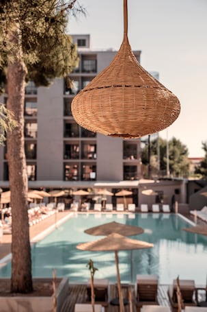 Außenpool, geöffnet von 10:00 Uhr bis 19:00 Uhr, Sonnenschirme. Caramelo Palma Beach +18