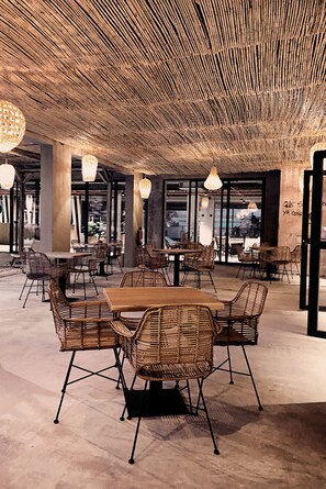 供应早餐、午餐和晚餐，国际美食