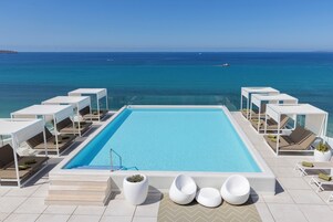 Una piscina cubierta, 2 piscinas al aire libre, sombrillas, tumbonas