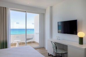 Habitación con 2 camas individuales, balcón, vistas al mar | Caja fuerte, escritorio, wifi gratis y ropa de cama