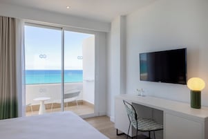 Habitación con 2 camas individuales, balcón, vistas al mar | Caja fuerte, escritorio, wifi gratis y ropa de cama