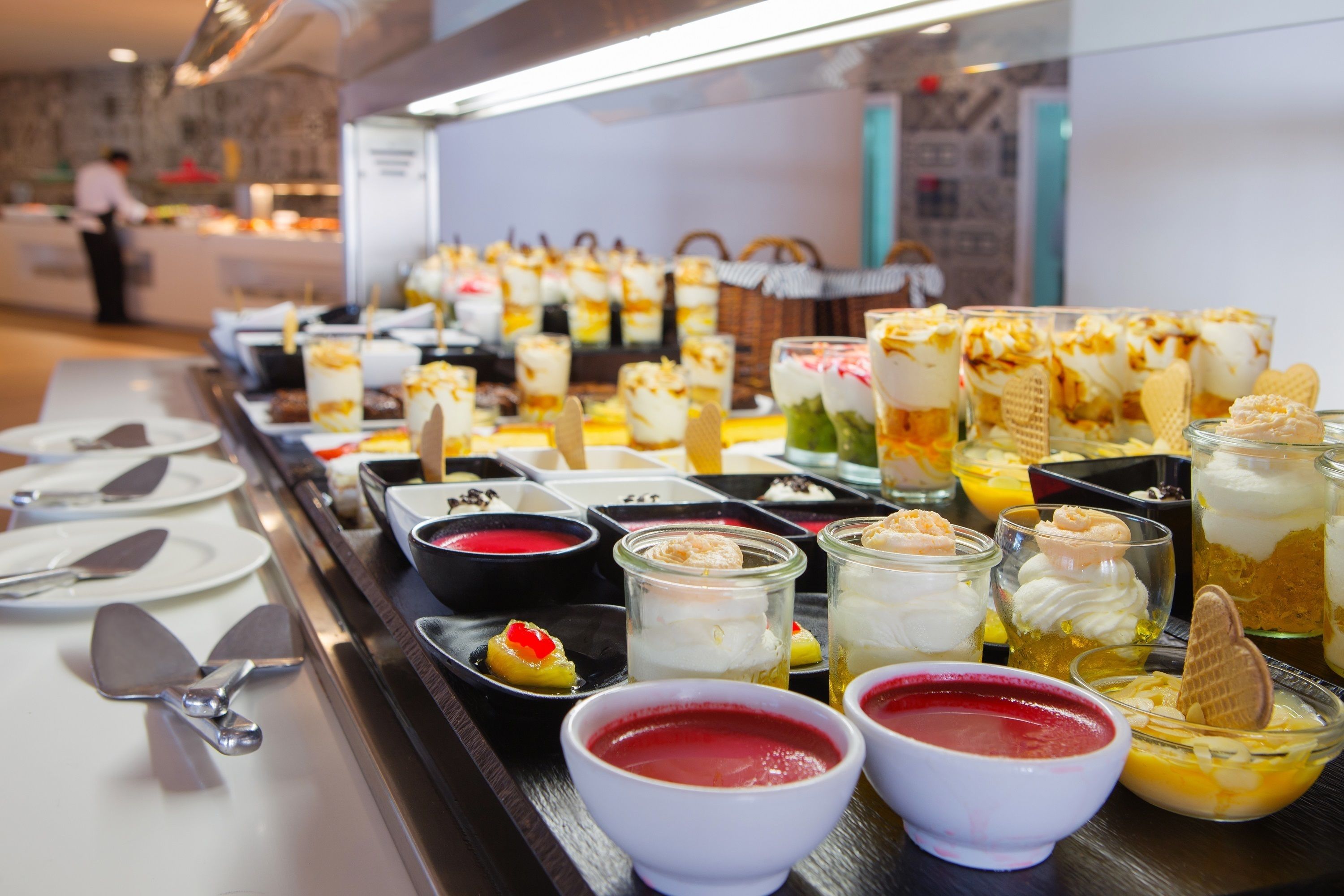 Ein Buffet mit verschiedenen Desserts und Getränken.