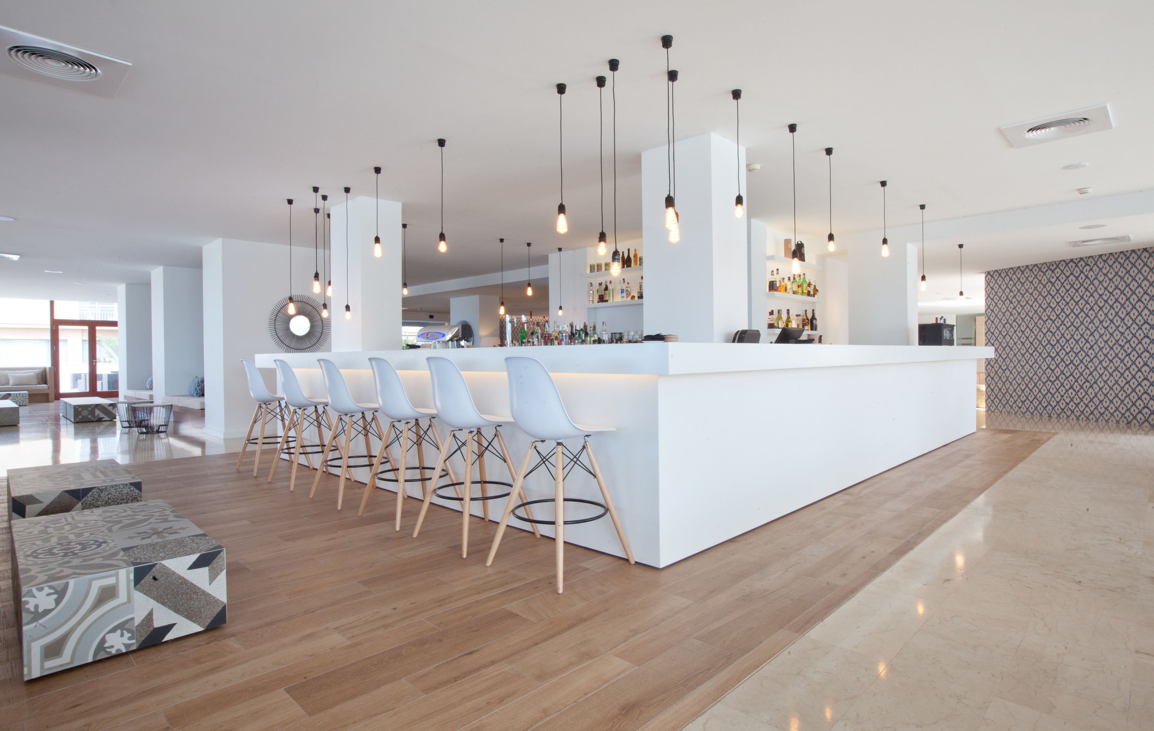 2 Bars/Lounges, 2 Poolbars