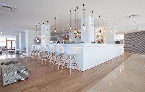 2 bares y 2 bares junto a la piscina