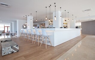 2 bares y 2 bares junto a la piscina