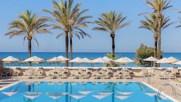Una piscina techada, 2 piscinas al aire libre, sombrillas