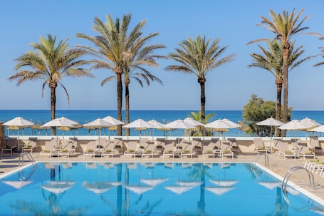 Una piscina techada, 2 piscinas al aire libre, sombrillas