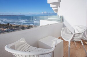 Habitación Premium con 2 camas individuales, balcón, vistas parciales al mar | Caja fuerte, escritorio, wifi gratis y ropa de cama