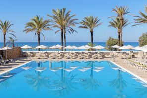 Piscine intérieure, 2 piscines extérieures, parasols, chaises longues