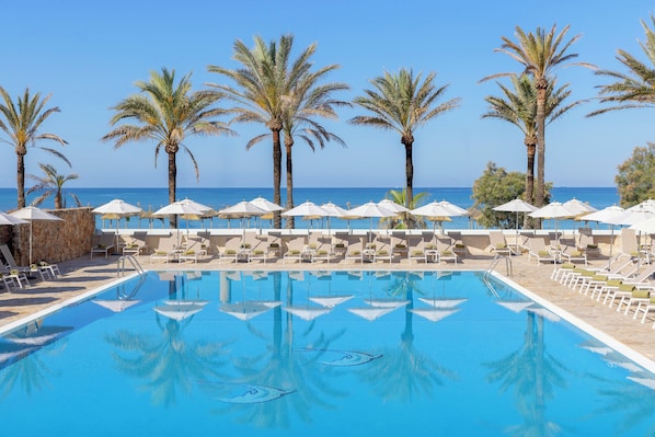 Una piscina cubierta, 2 piscinas al aire libre, sombrillas, tumbonas