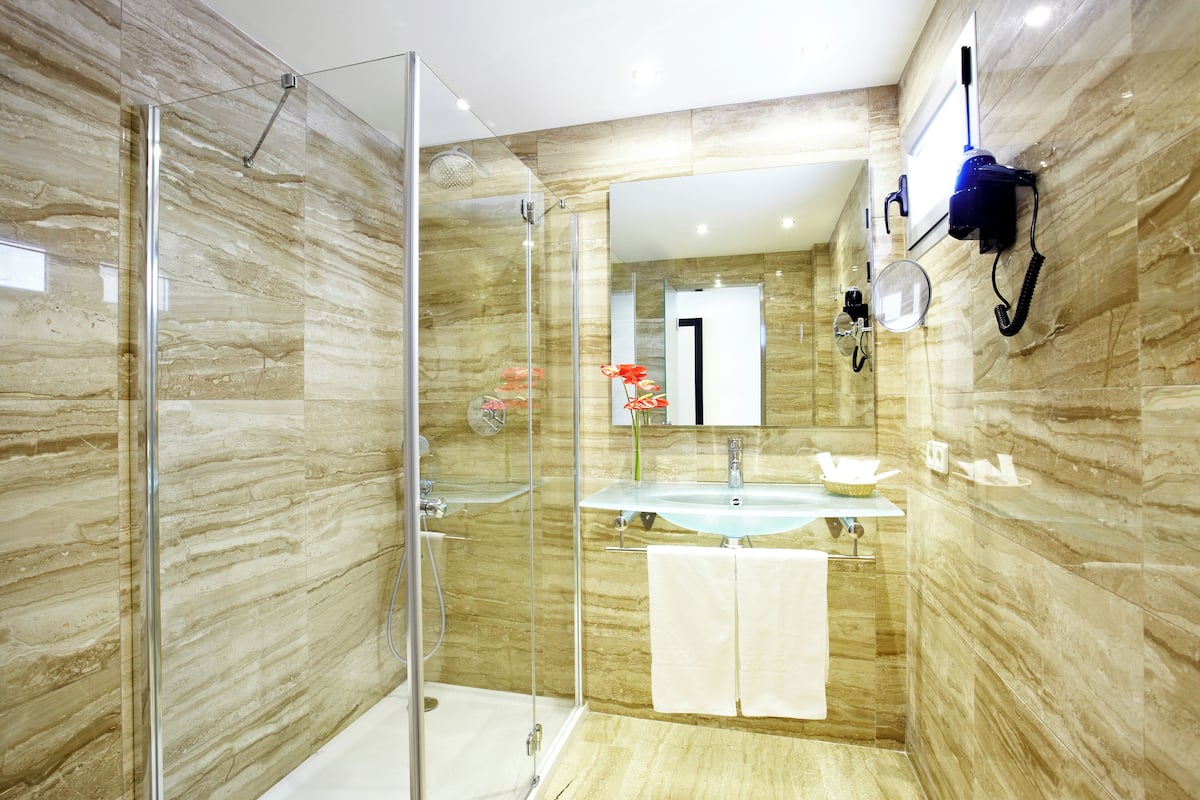 Kahden hengen superior-huone, parveke, merinäköala | Kylpyhuone | Suihku, ilmaiset hygieniatuotteet, hiustenkuivaaja, pyyhkeet