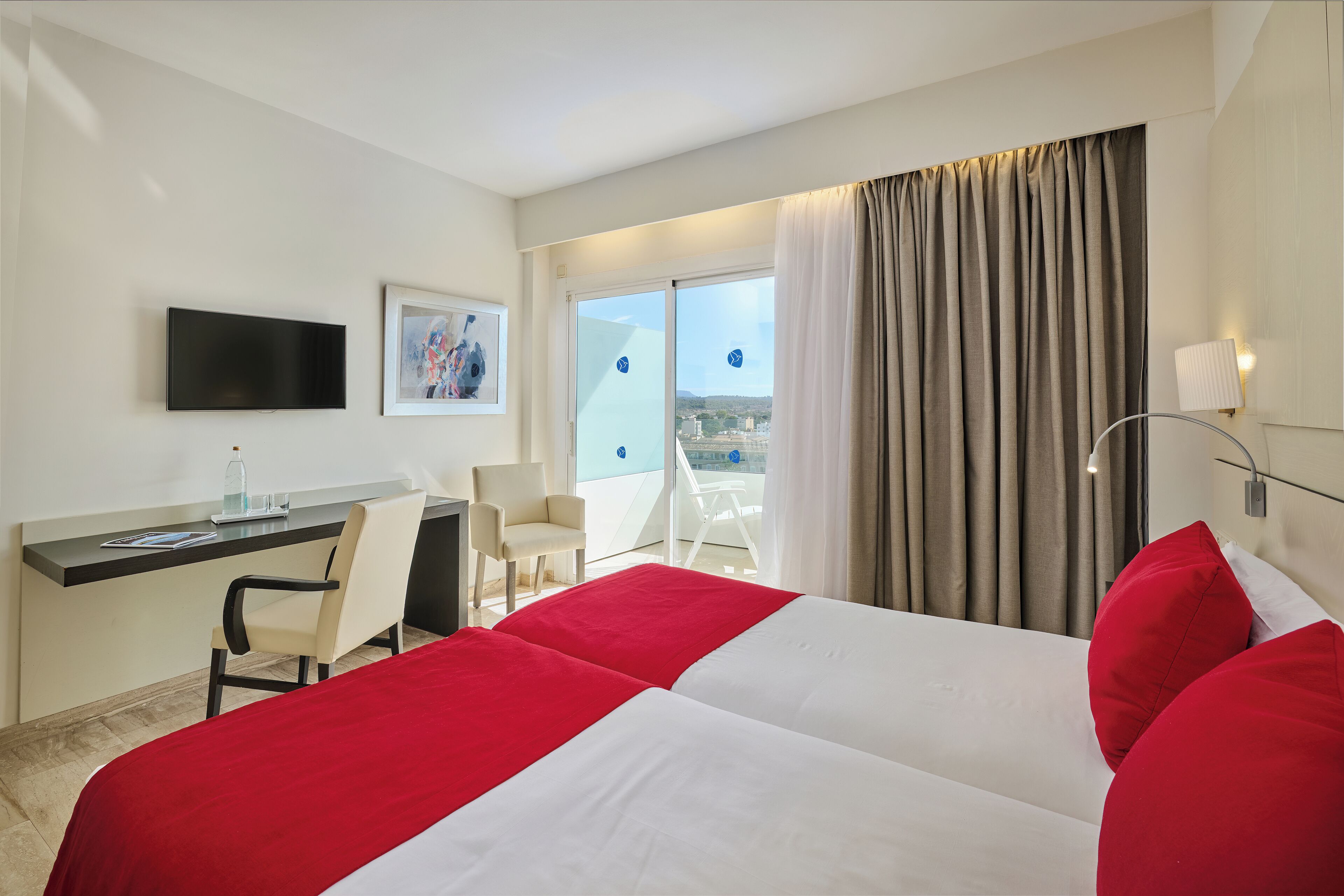 1 bedroom, hypo-allergenic bedding, minibar, desk