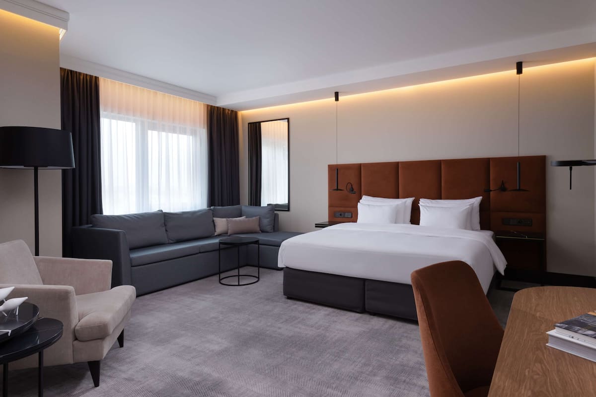 Junior Suite (Lounge Access) | 1 bedroom, hypo-allergenic bedding, in-room safe, individually decorated