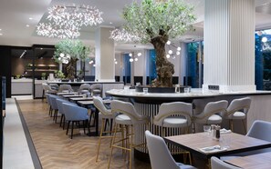 Desayuno buffet diario (PLN 115 por persona)