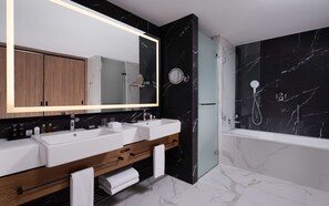 Kostenlose Toilettenartikel, Haartrockner, Bademäntel, Hausschuhe