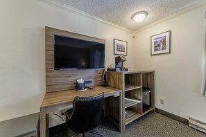 标准房, 1 张大床 | 客房内保险箱、办公桌、遮光窗帘、熨斗/熨衣板