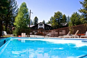 Piscine extérieure (ouverte en saison)