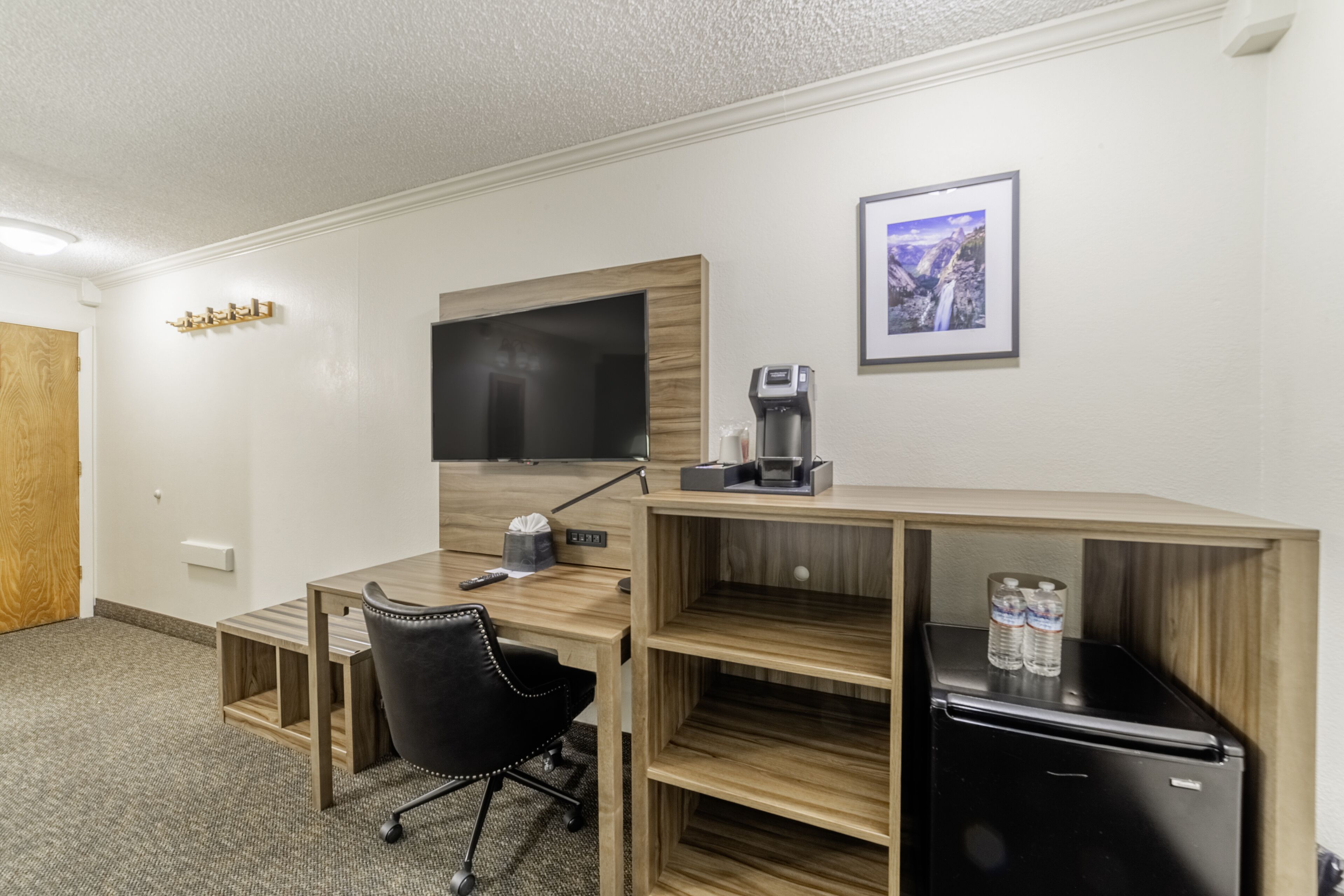 standard room, 1 king bed | 1 bedroom, in-room safe, desk, blackout curtains