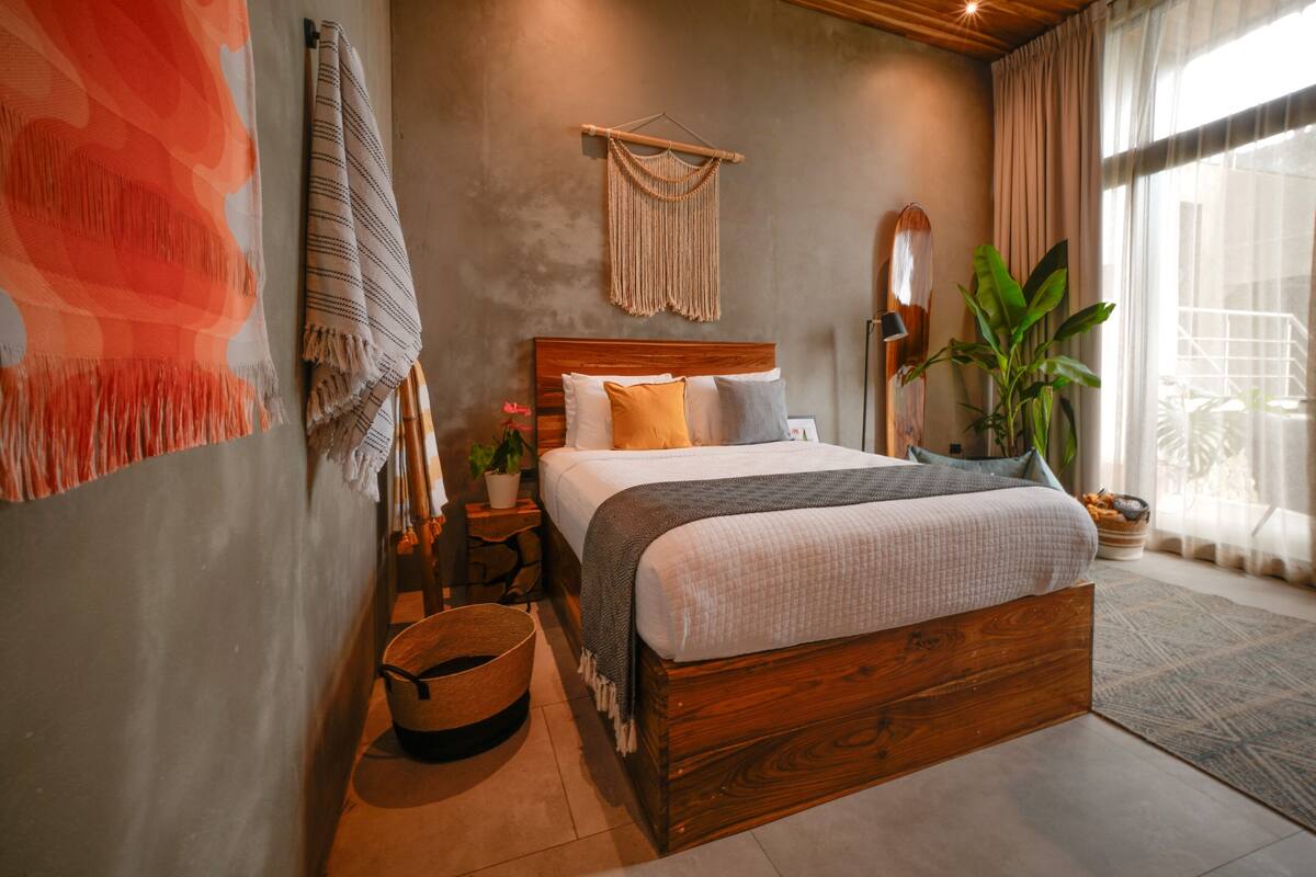 غرفة عادية - سرير كبير - بمنظر للمحيط (Double Room with Surf Lessons) | أغطية فراش متميزة وخزنة داخل الغرفة ومساحة عمل للكمبيوتر المحمول