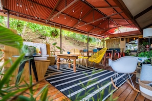 Breakfast, lunch, dinner served; local and international cuisine