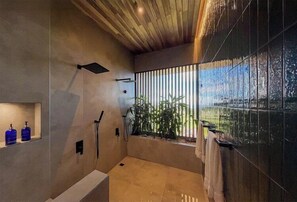 奢華單人房, 1 張特大雙人床 | 浴室 | 淋浴設備、淋浴花灑、名牌盥洗用品、吹風機