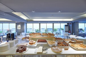 Buffet déjeuner servi tous les jours en supplément