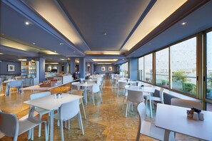 Café da manhã com buffet todos os dias (EUR 12 por pessoa) 