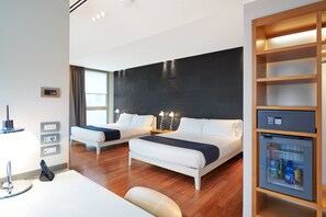 羽絨被、迷你吧、客房內保險箱、書桌