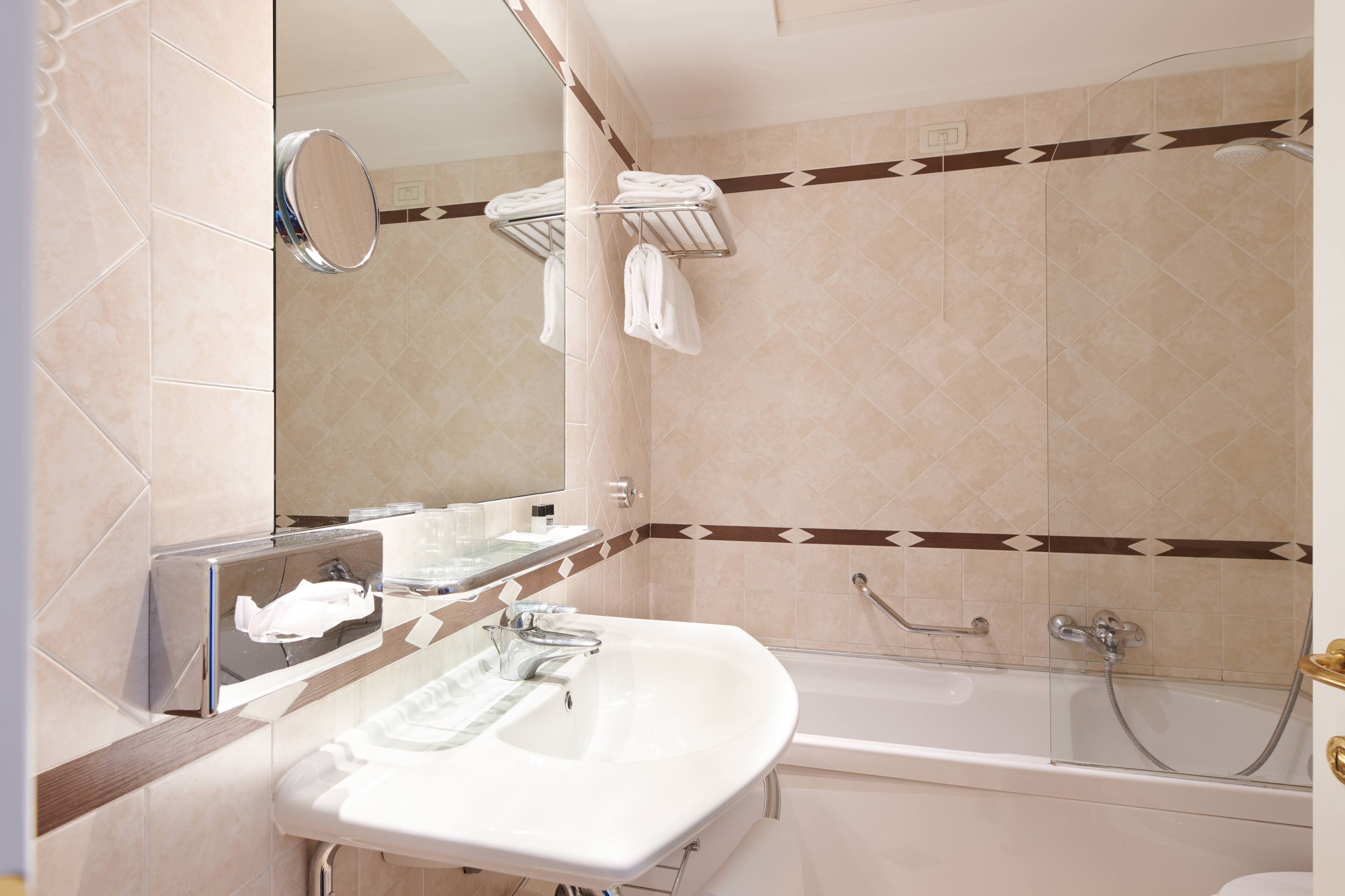 combined shower/bathtub, free toiletries, hair dryer, bidet