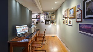 A modern office space with a desk, computer, and chairs. - Hotel Plaza Venice (Mestre)