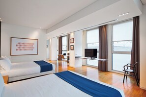 Executive Family | Down comforters, minibar, in-room safe, desk - Hotel Plaza Venice (Mestre)