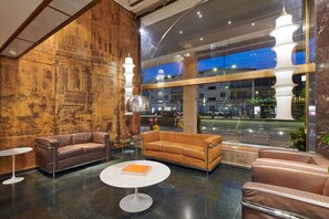 Área de estar no saguão